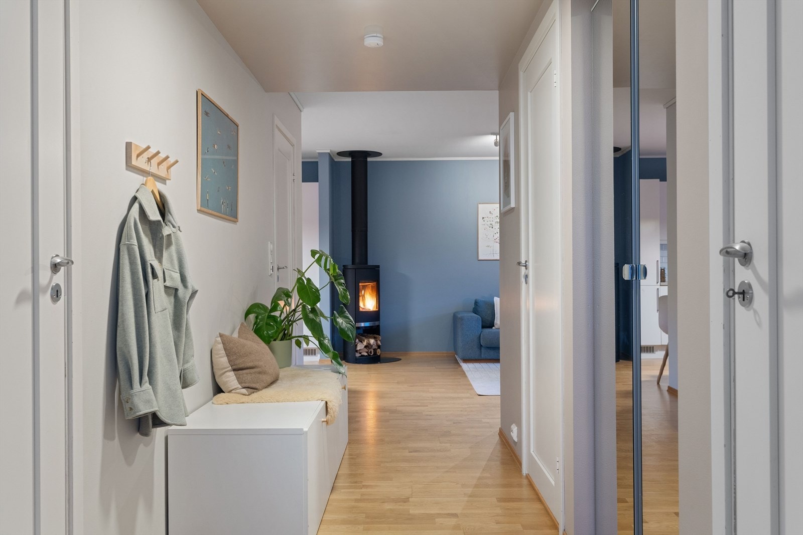 Fra gangen er det adkomst til alle rom i boligen, noe som bidrar til en praktisk og effektiv planløsning. Galleribilde