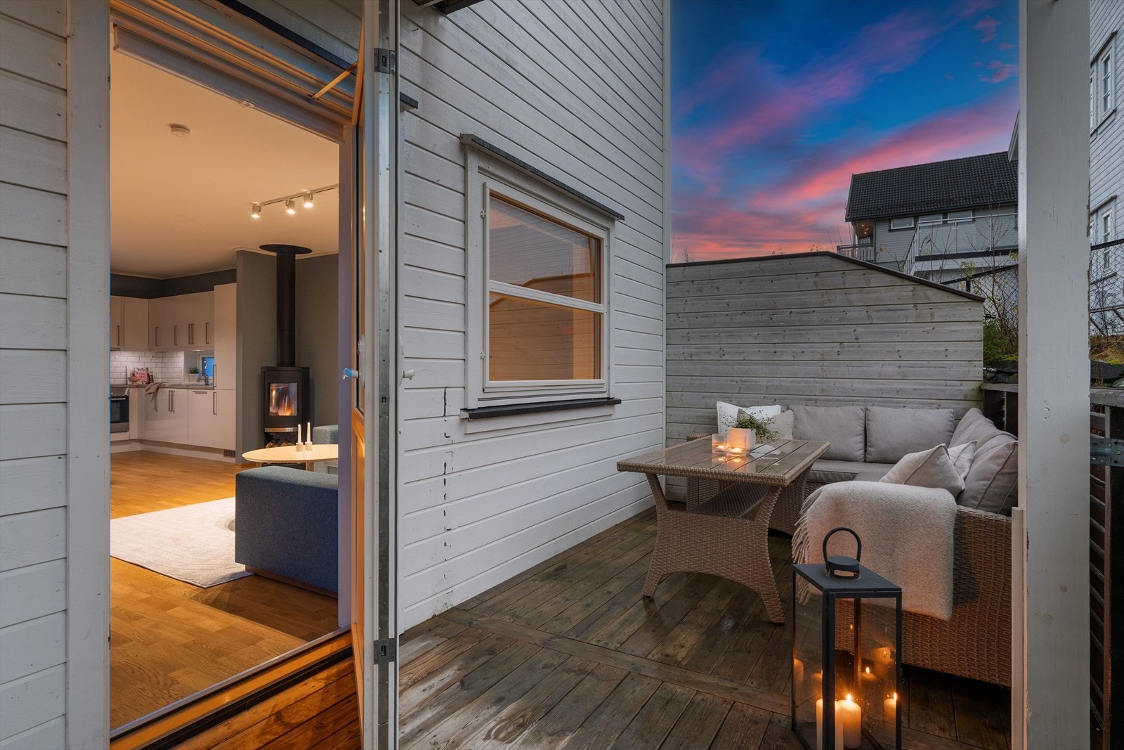 Fra stuen er det utgang til en koselig terrasse med plass til sittegruppe og grill. Galleribilde