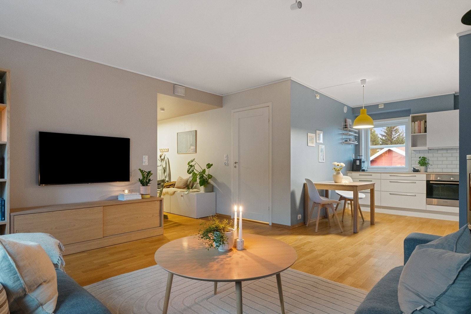 Stuen og kjøkkenet ligger i en åpen løsning, og det er god plass til både spisegruppe, sofa og TV-stasjon. Galleribilde