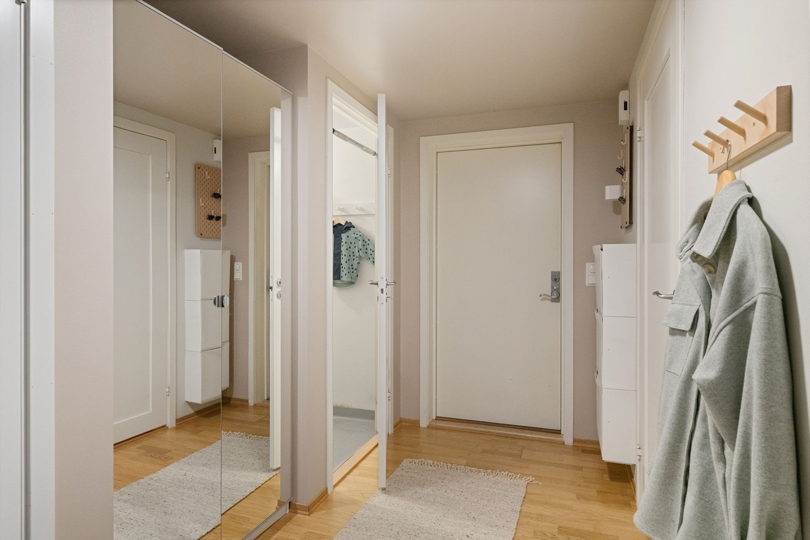 Det er etablert garderobeløsning for oppbevaring av yttertøy og sko. Galleribilde