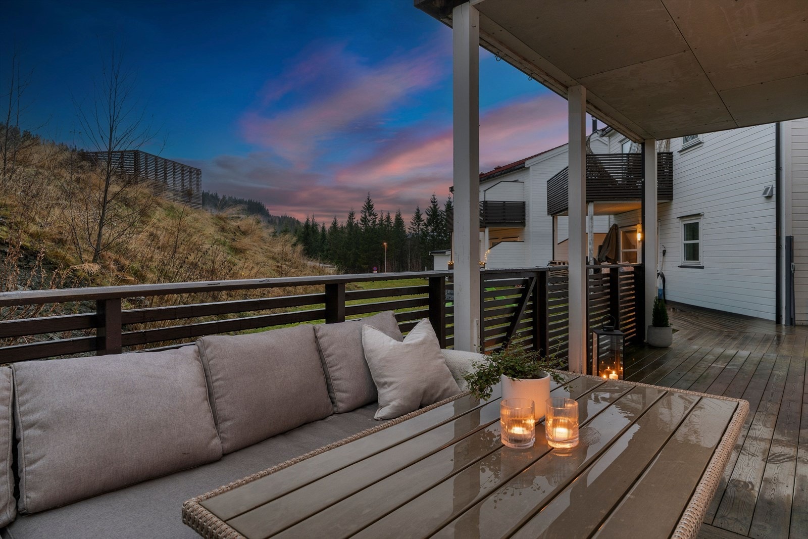 Balkongen er vendt mot vest, noe som gir gode solforhold på ettermiddag- og kveldstid midtsommers. Galleribilde