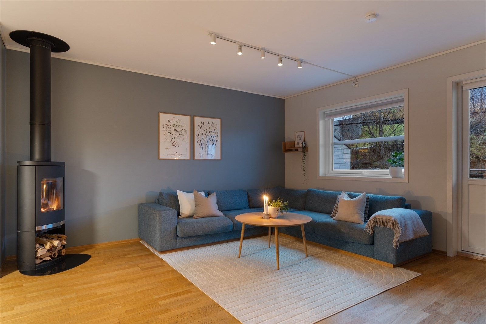 Felleskostnadene er lave og inneholder blant annet - Elektroniske fellesavtaler, løpende vedlikehold, felles bygningsforsikring og velforeningskontingenten. Galleribilde