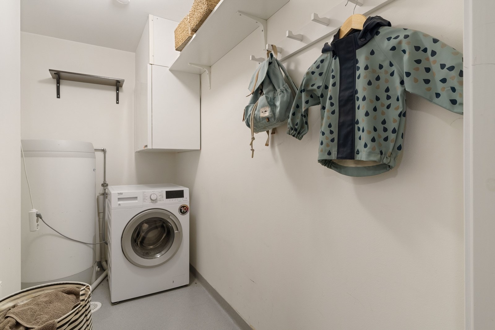 Man har også et vaskerom med plass til vaskemaskin. Rommet har opplegg for tekniske installasjoner, lagringsmuligheter og hengeplass for klær. Galleribilde