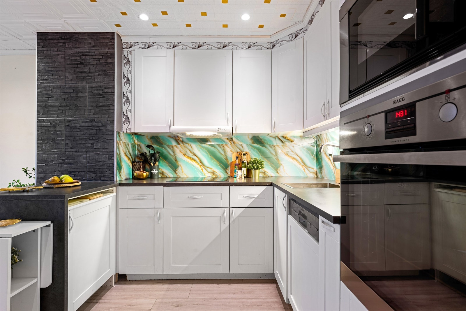 Kjøkkenet har integrerte hvitevarer Galleribilde