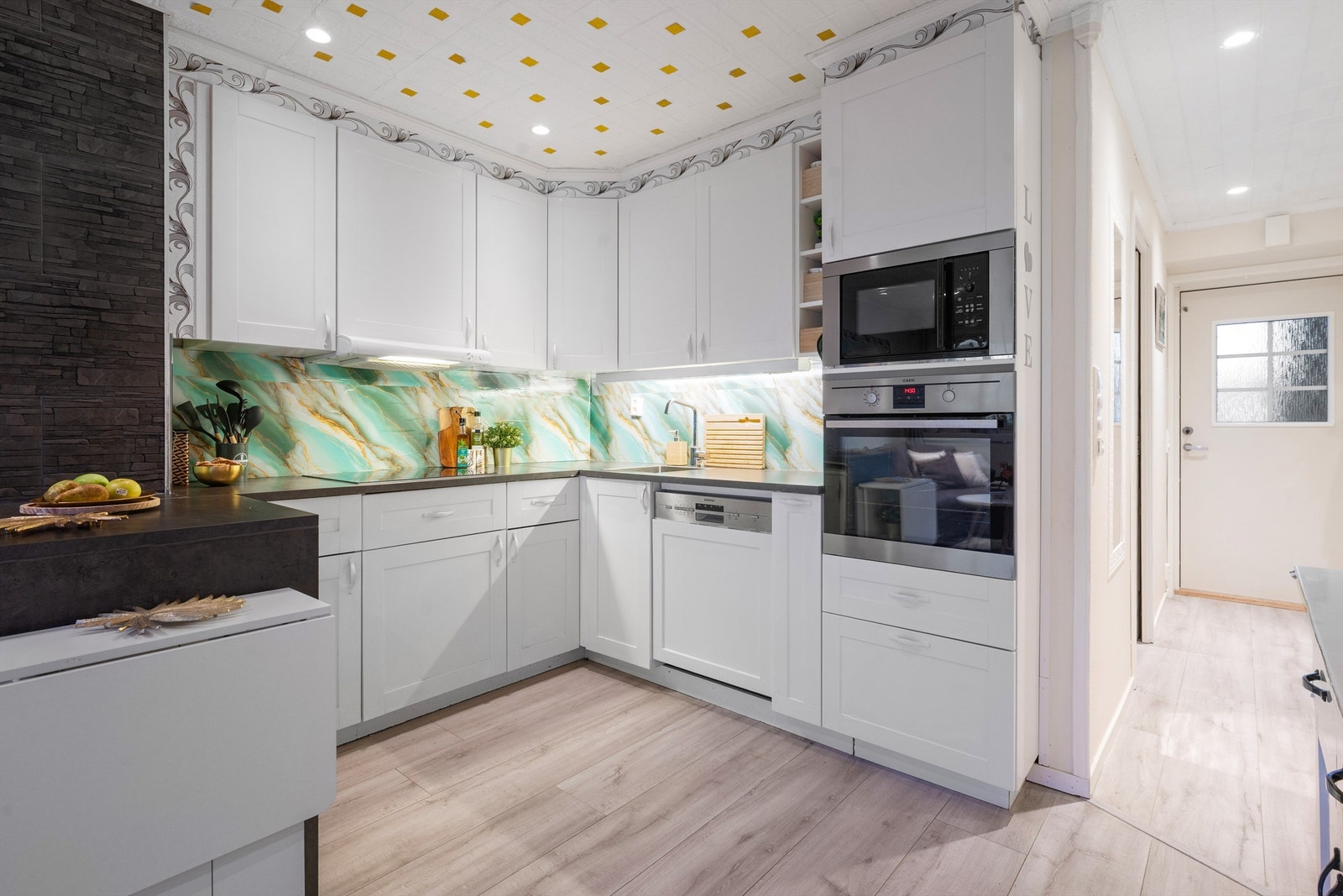 Kjøkkeninnredning med profilerte fronter fra 2017 og benkeplate i laminat med nedfelt platetopp. Galleribilde