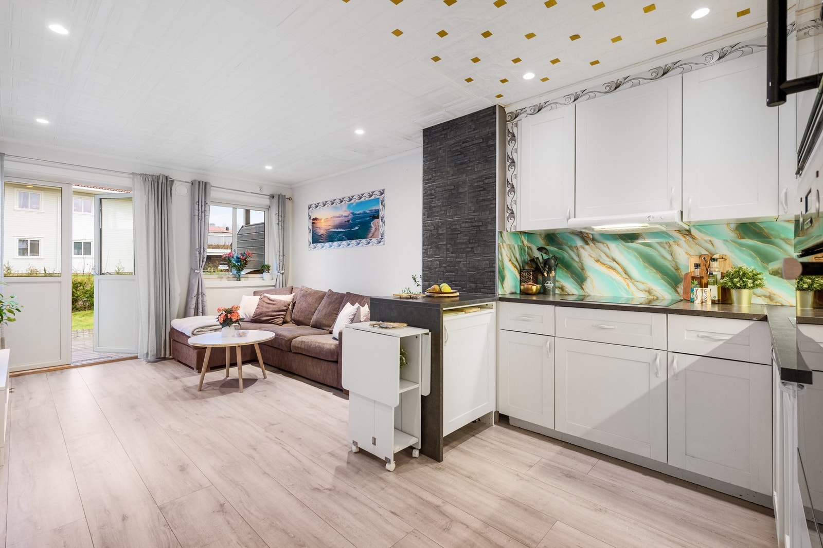 Praktisk åpen kjøkkenløsning Galleribilde