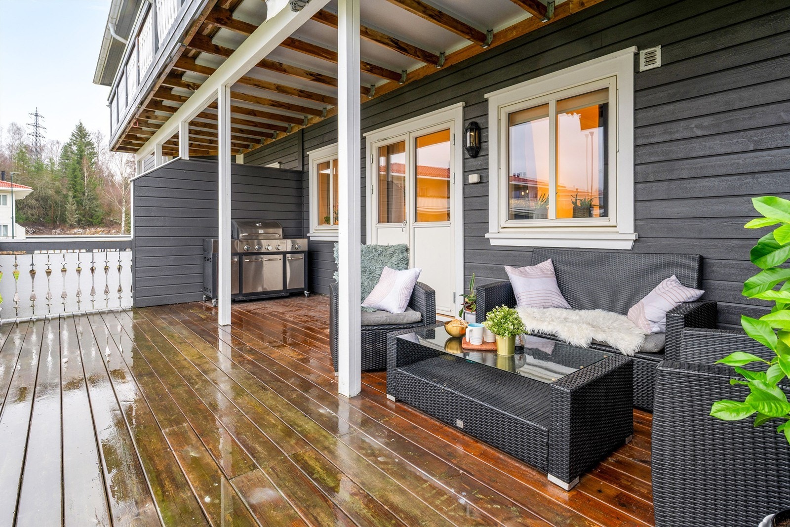 Terrassen er delvis overbygget og har god plass til sittegrupper. Galleribilde