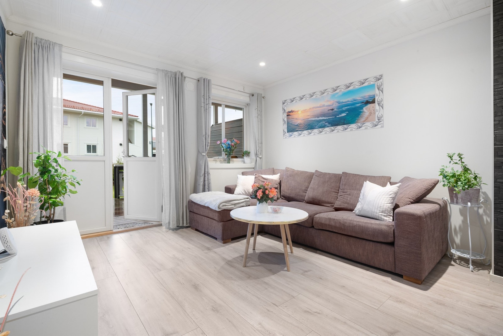 I stuen er det downlghts i taket, malte overflater på vegger og gulvflater med laminat Galleribilde