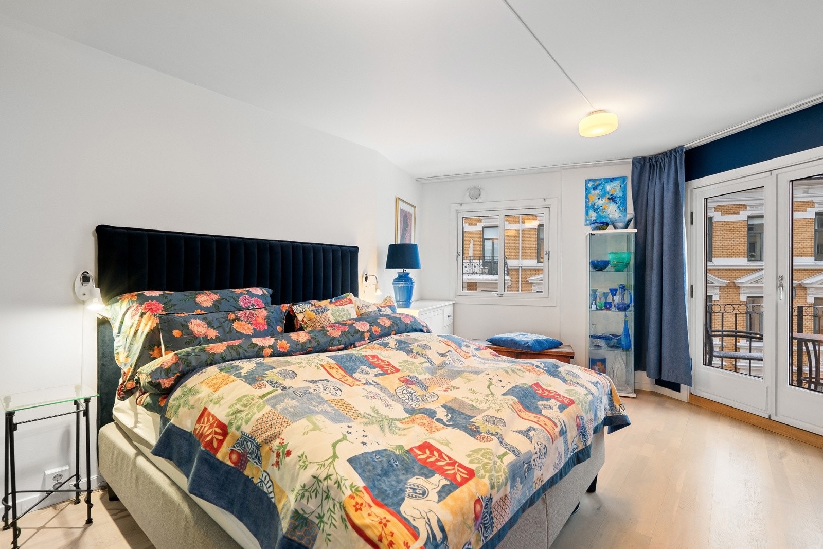 Rommet har utgang til en nordøstvendt balkong via dobble verandradører Galleribilde