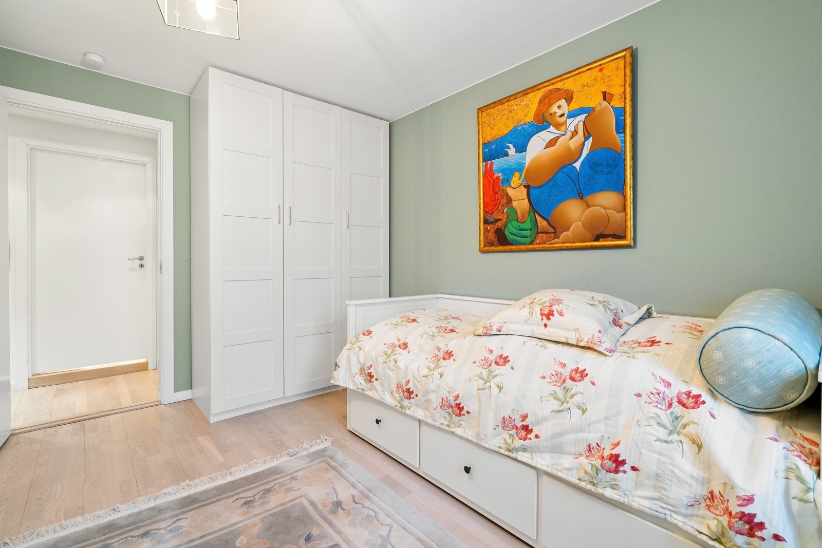 Plass til seng, nattbord og garderobeskap Galleribilde