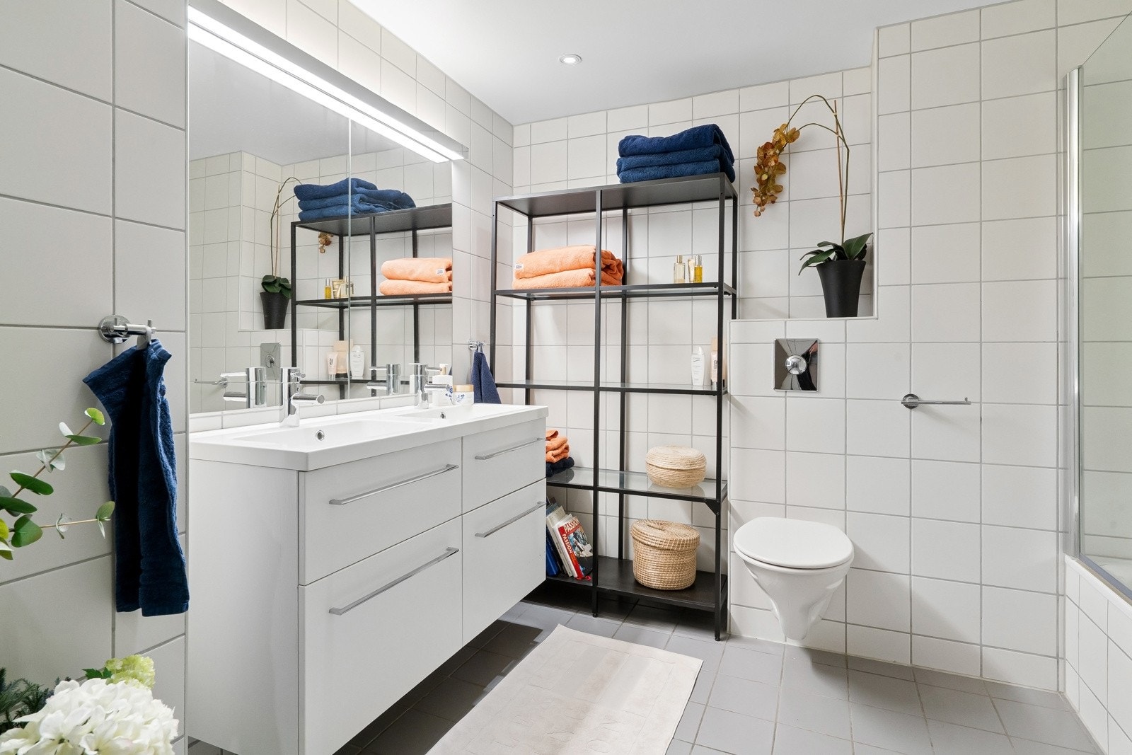 Baderom 2 er romslig og inneholder dobbel servant med underskap, gulvvarme, speilbelysning og opplegg for vaskemaskin/tørketrommel Galleribilde