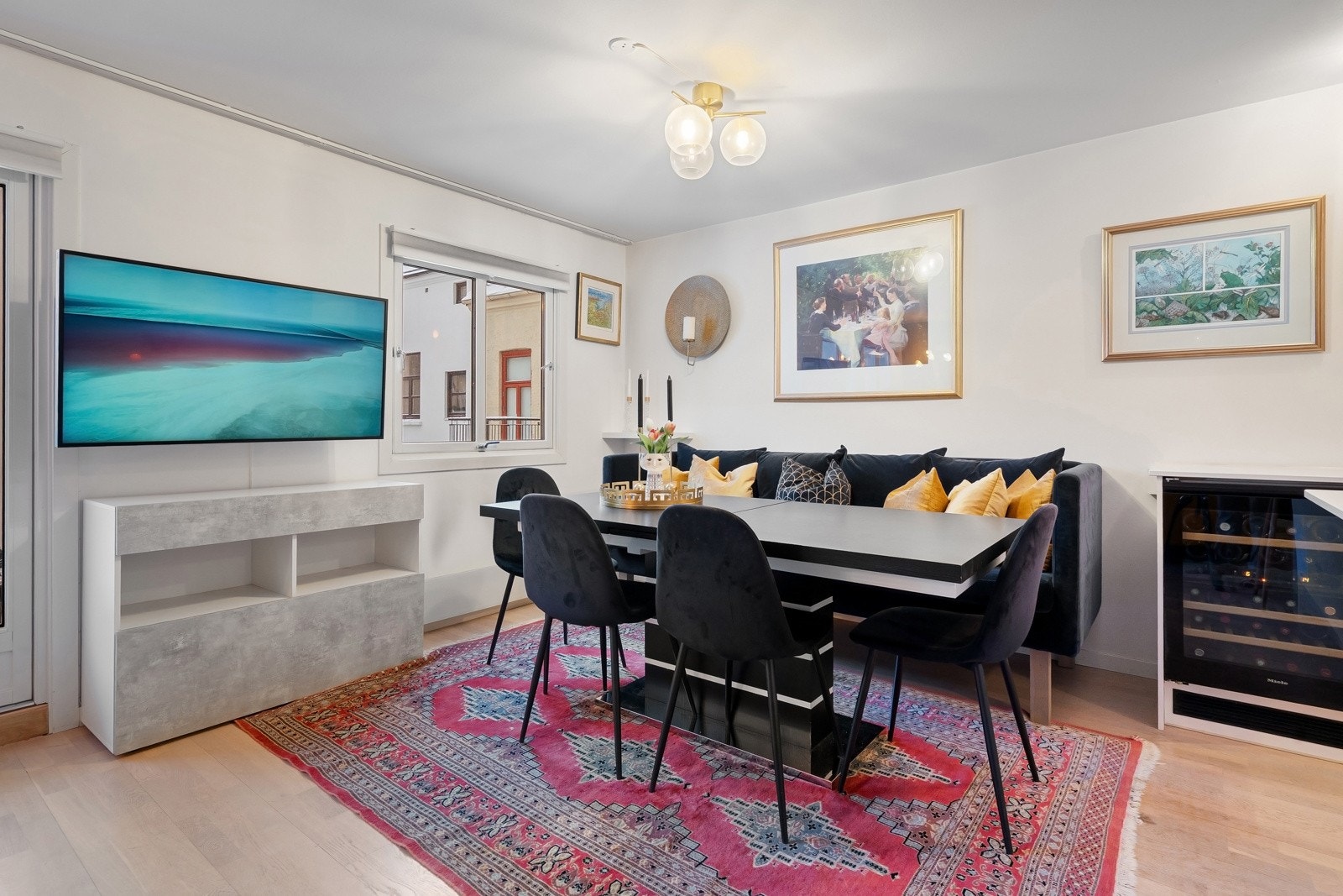 Mellom stuen og kjøkkenet er det naturlig avsatt plass til spisegruppe Galleribilde