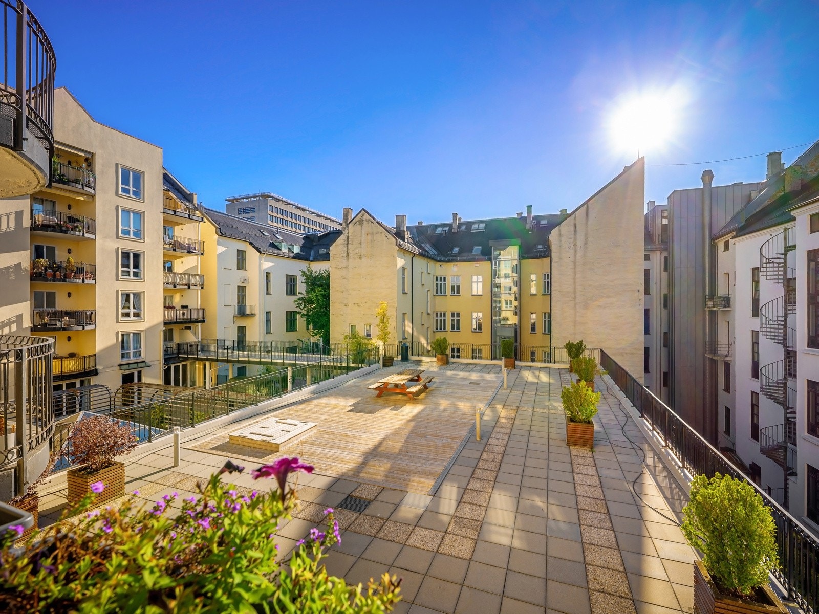 Utsyn ut mot atriummets flotte utearealer Galleribilde