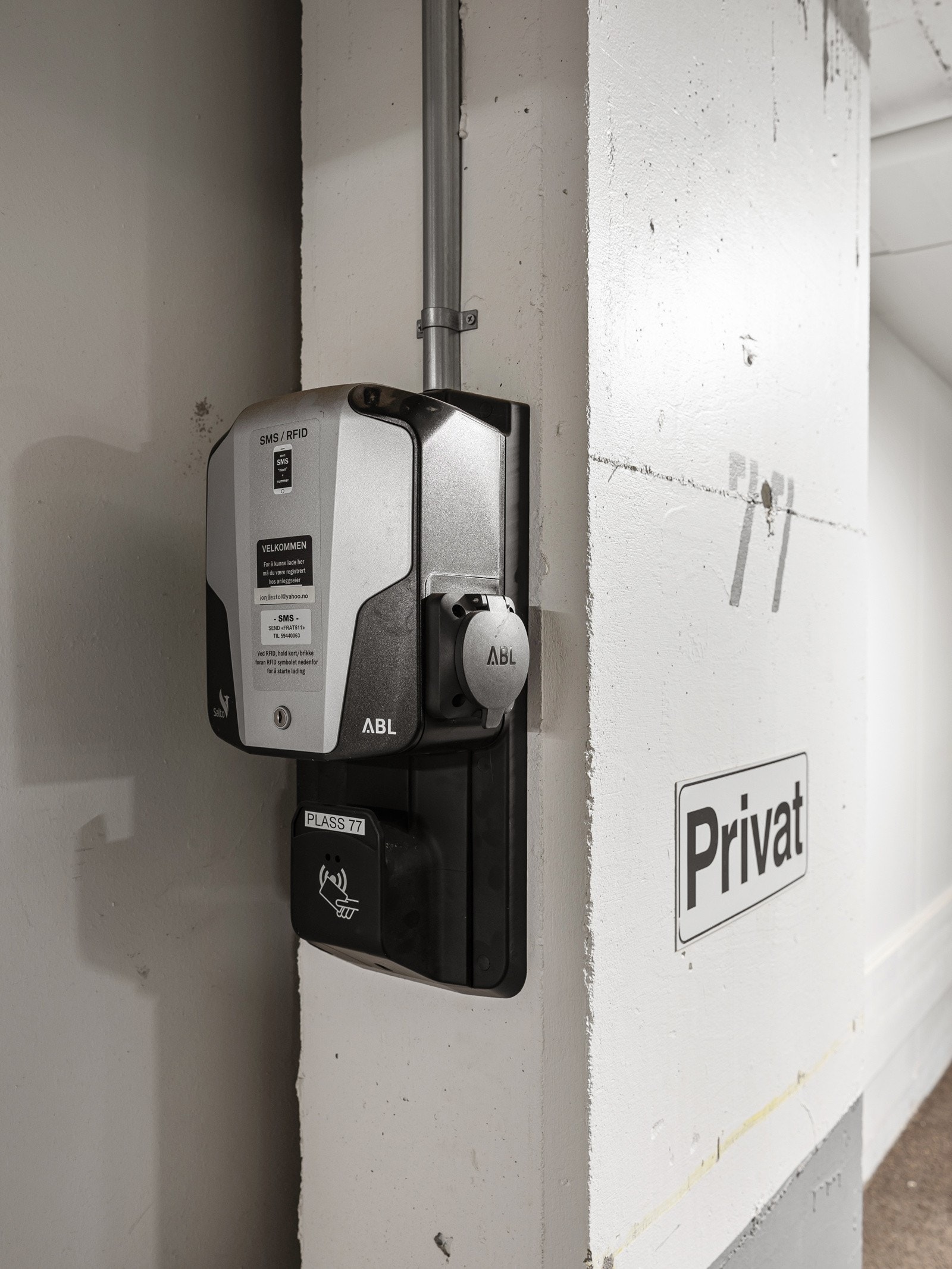 Parkeringsplassen har el lader Galleribilde