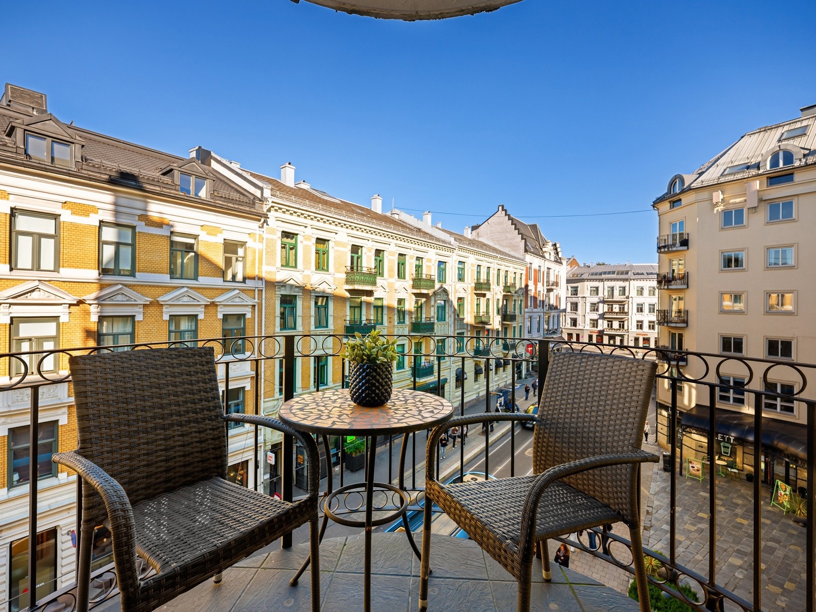 Balkong er på ca. 2,5 kvm med plass til hyggelig cafésett Galleribilde