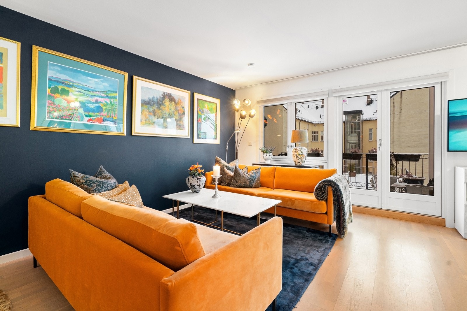 Stuen har god plass til sofagruppe og tilhørende møblement Galleribilde