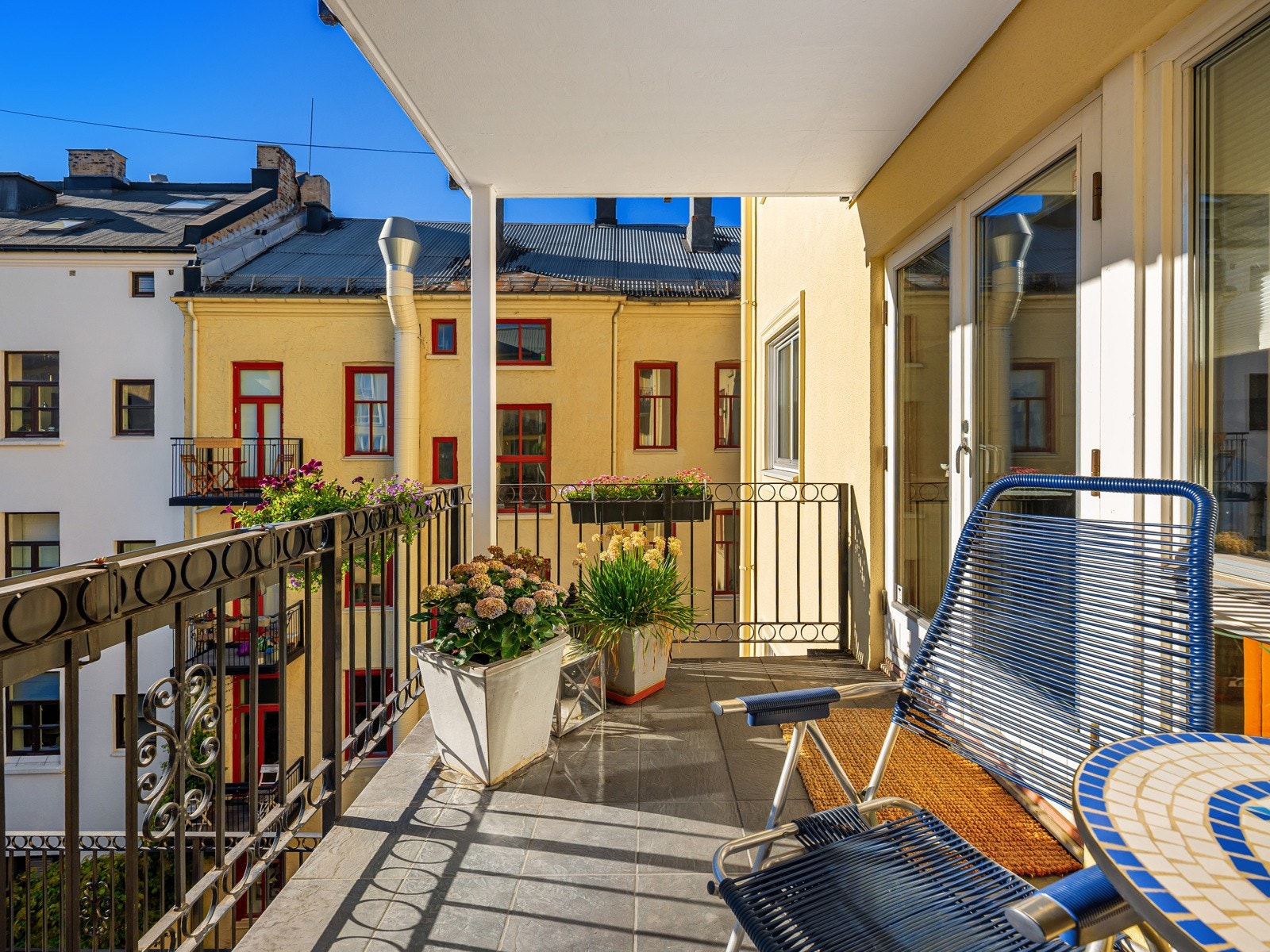 Fra stuen er det utgang til en sydvestvendt balkong på ca. 7,5 kvm Galleribilde