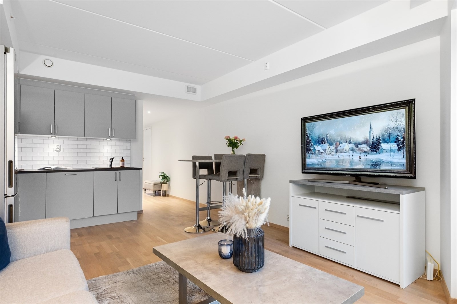 Sosial løsning - gir en luftig overgang mellom kjøkken og stue. Galleribilde