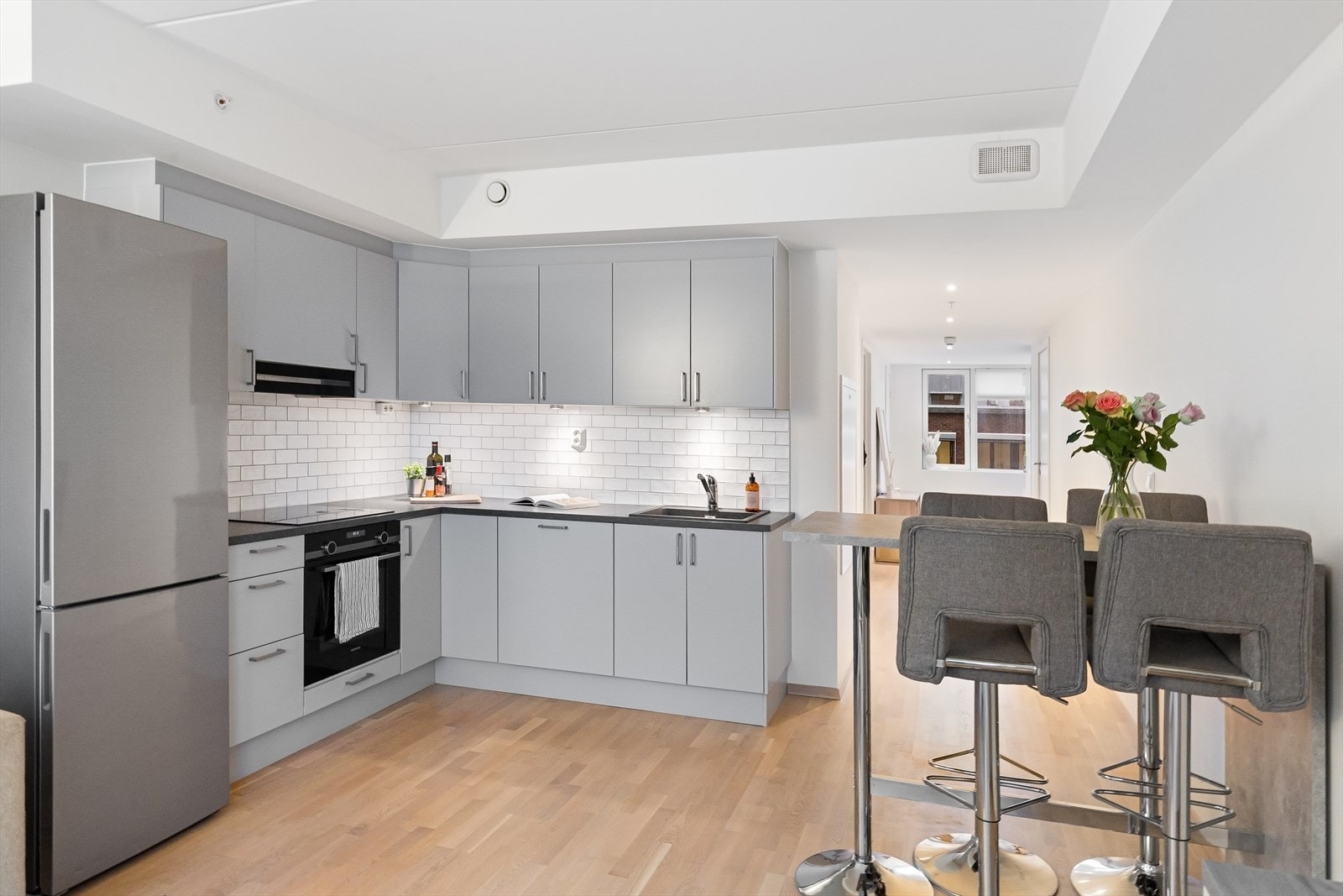 Plass til spisebord - perfekt for å samle venner og familie til hyggelige sammenkomster. Galleribilde