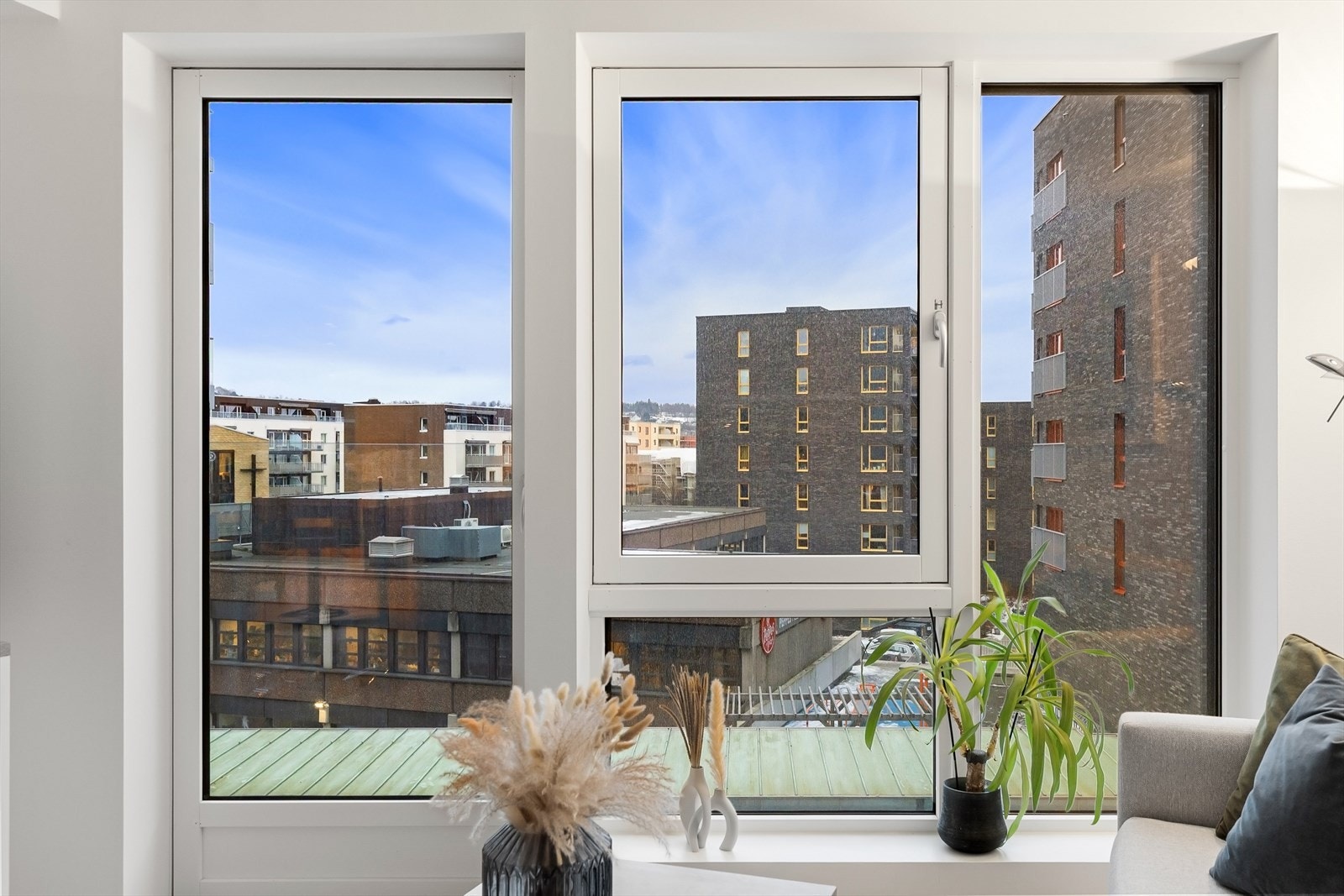 Store vindusflater slipper inn rikelig med naturlig lys. Galleribilde