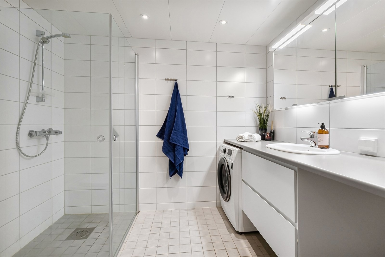 Pent bad med flislagte overflater - vannbåren varme i gulv. Galleribilde