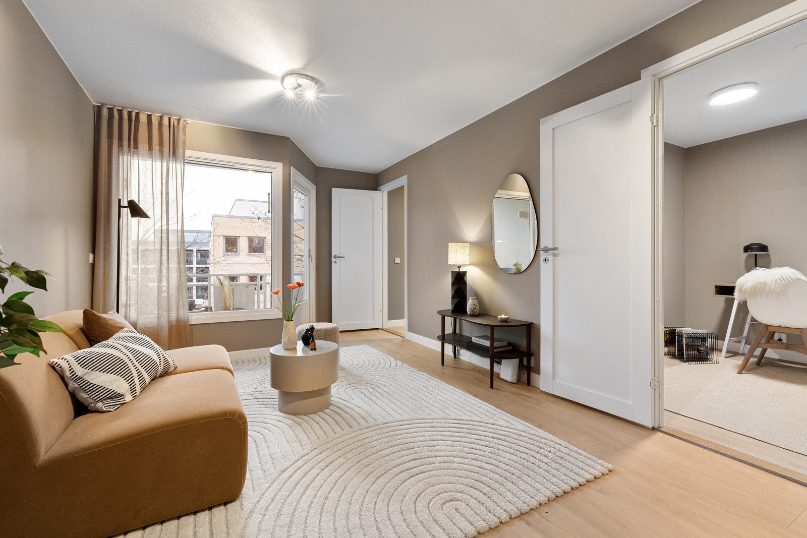 Det ble i 2025 lagt gulvvarnme i stue og entré - en kvalitet svært få leiligheter på denne størrelsen har. Galleribilde