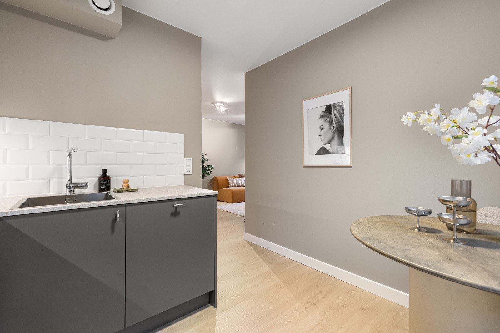 Plass til spisestue tilknyttet kjøkkenet - perfekt for både hverdag og sosialt samvær. Galleribilde