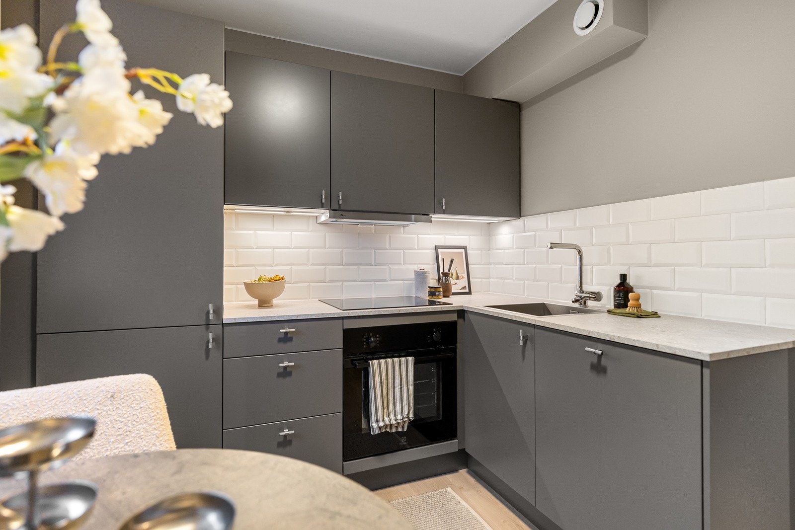 Praktisk utforming med mye skap- og benkeplass. Alle hvitevarer er nye og integrert. Hvitevarer medfølger salget. Galleribilde