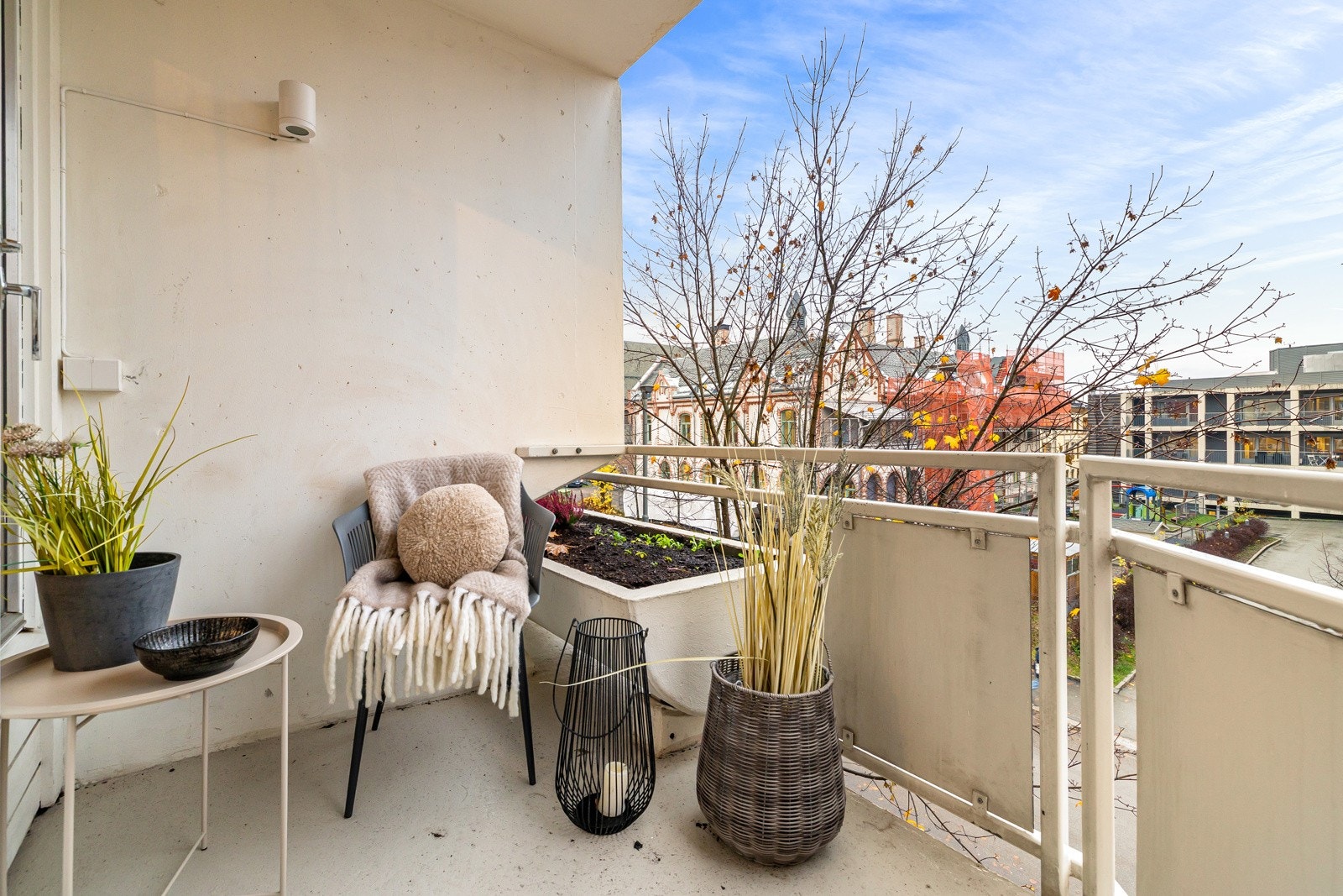 Solrik balkong med god plass til sittegruppe/lounge, spisebord m.m. Galleribilde