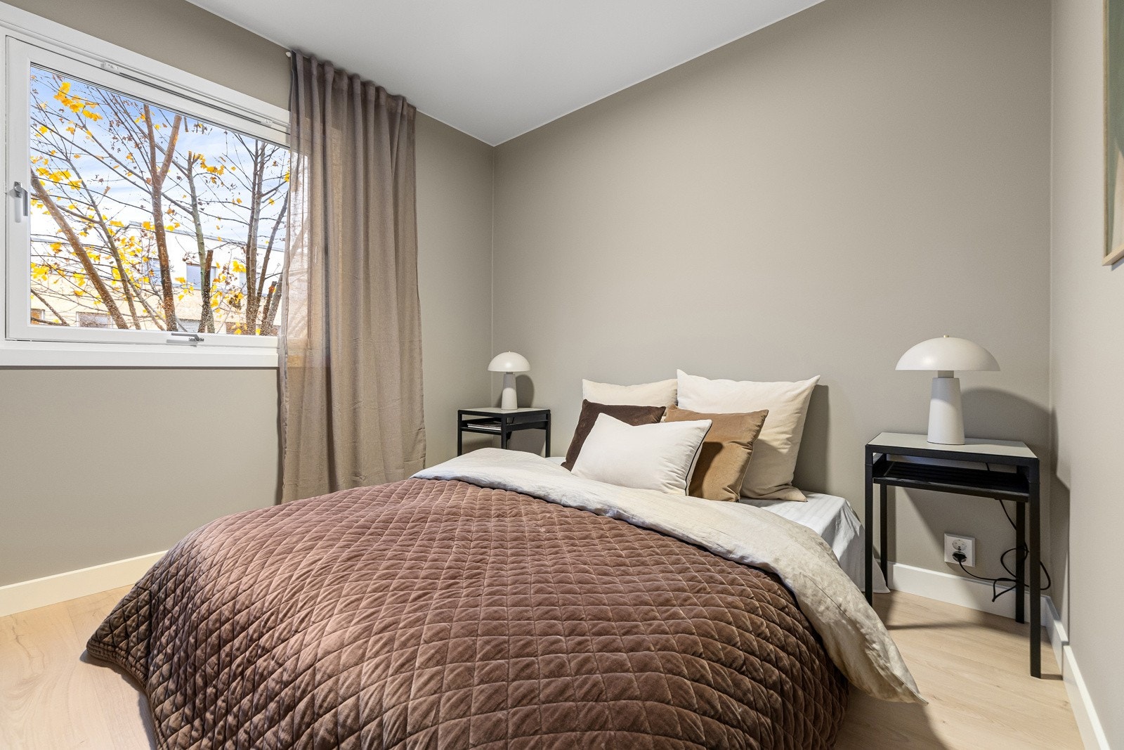 Soverom med plass til dobbeltseng og nattbord på begge sider. Galleribilde