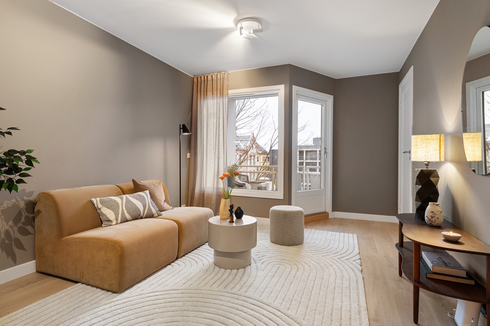 Fantastisk lysinnslipp til leiligheten fra store, moderne vindusflater. Galleribilde