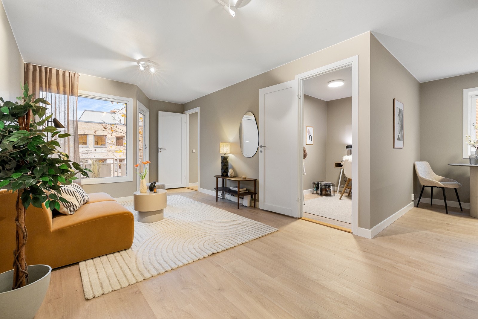 God planløsning som gjør det enkelt å innrede med både sofagruppe og spisestue. Det er i tillegg plass til egen spiseplass på kjøkkenet. Galleribilde