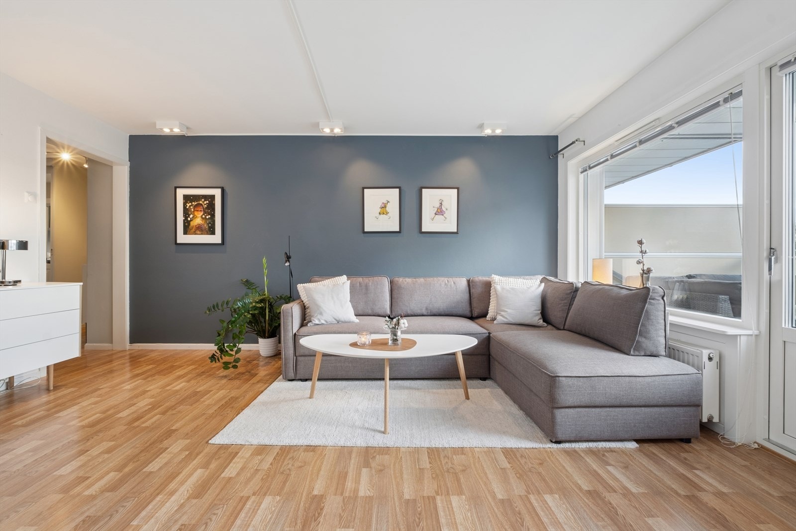 Her er det god plass til både sofagruppe og spiseplass. Galleribilde