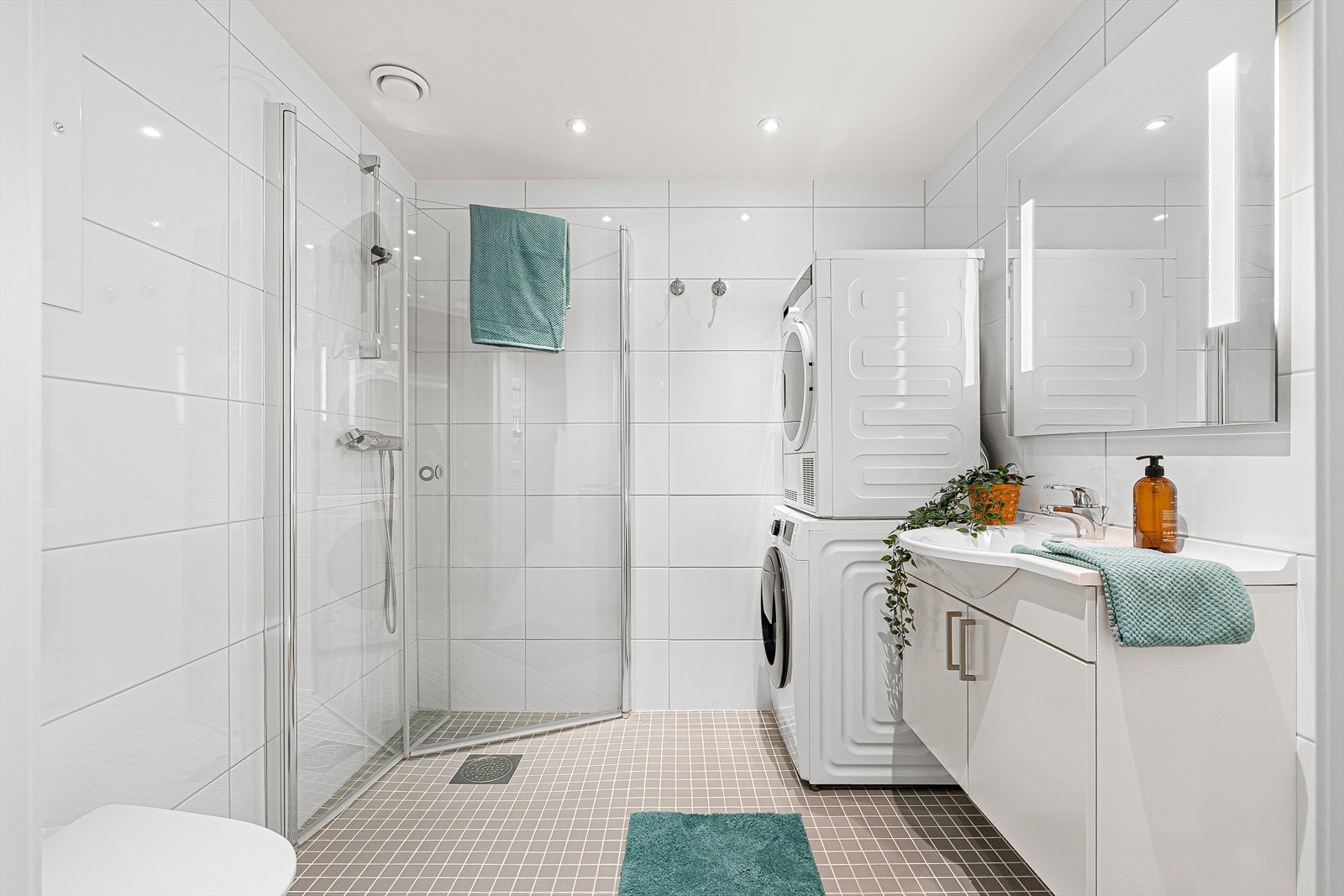 Baderommet er på 4,5 m² og har innredning levert av HTH. Badet er flislagt fra topp til tå med varme i gulv. Baderomsinnredningen har god plass til lagring av både håndduker og andre baderomsartikler. Galleribilde