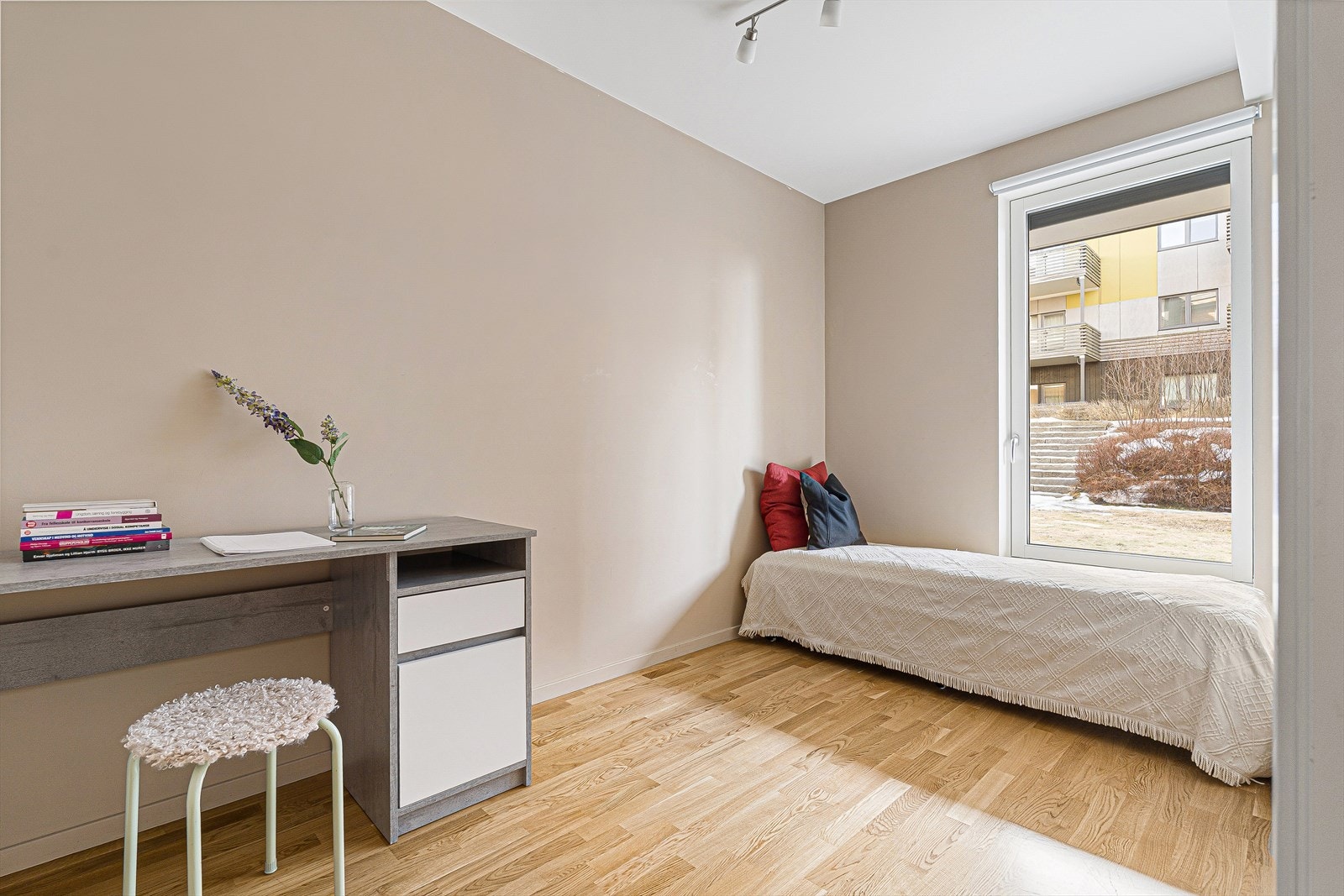 Hjemmets andre soverom egner seg godt til f.eks. kontor, gjesterom eller treningsrom. Galleribilde