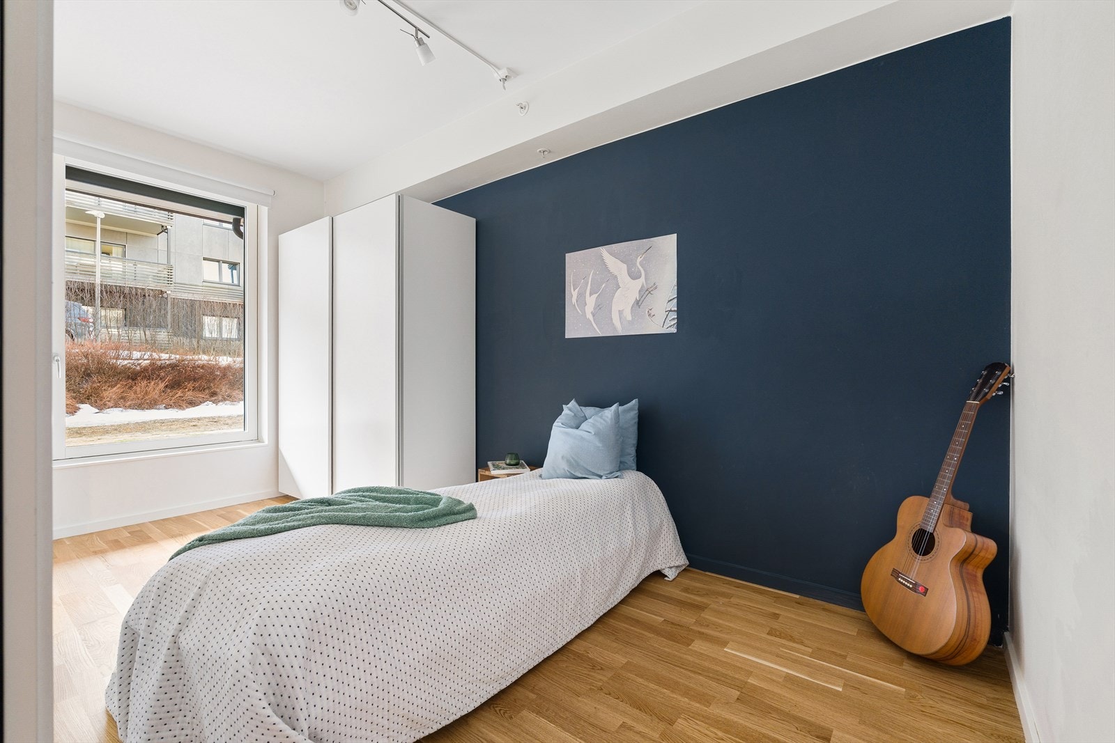 Leiligheten har to delikate soverom på hhv. 9,5 og 8 m². Hovedsoverommet har en praktisk løsning som gir gode møbleringsmuligheter til både dobbeltseng, nattbord og annet interiør. Galleribilde