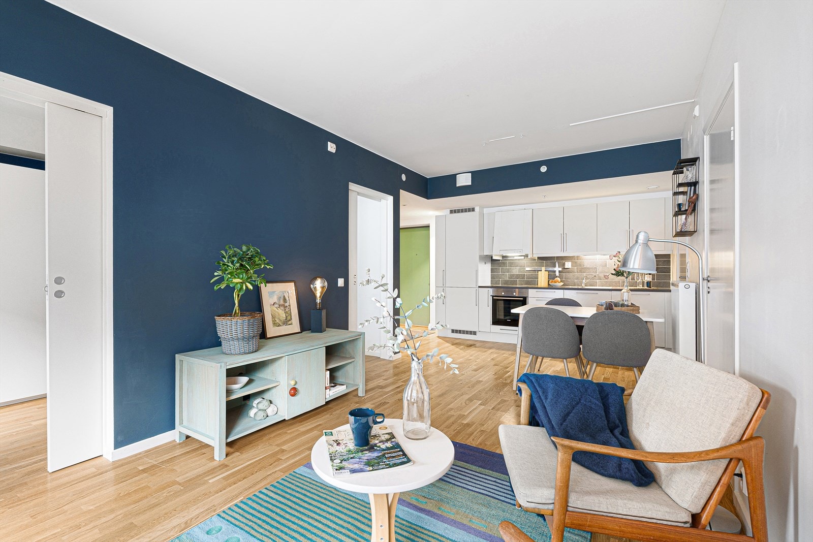 Boligens samlingspunkt inkluderer kjøkken og stue i en åpen løsning på hele 20 m². Her kan det praktisk innredes med en koselig sofaseksjon, TV-vegg og spisestue. Galleribilde