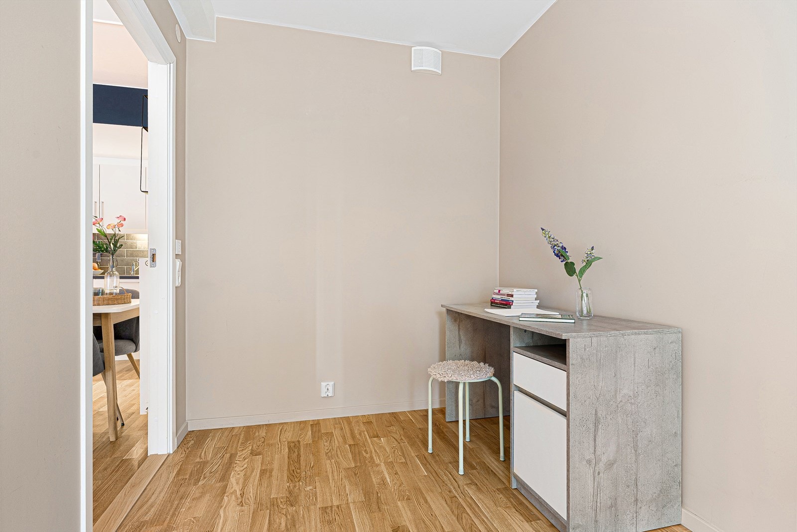 Soverommet som er oppmalt i en lys beige fargetone, kan enket møbleres med et garderobeskap for oppbevaring av klær. Galleribilde