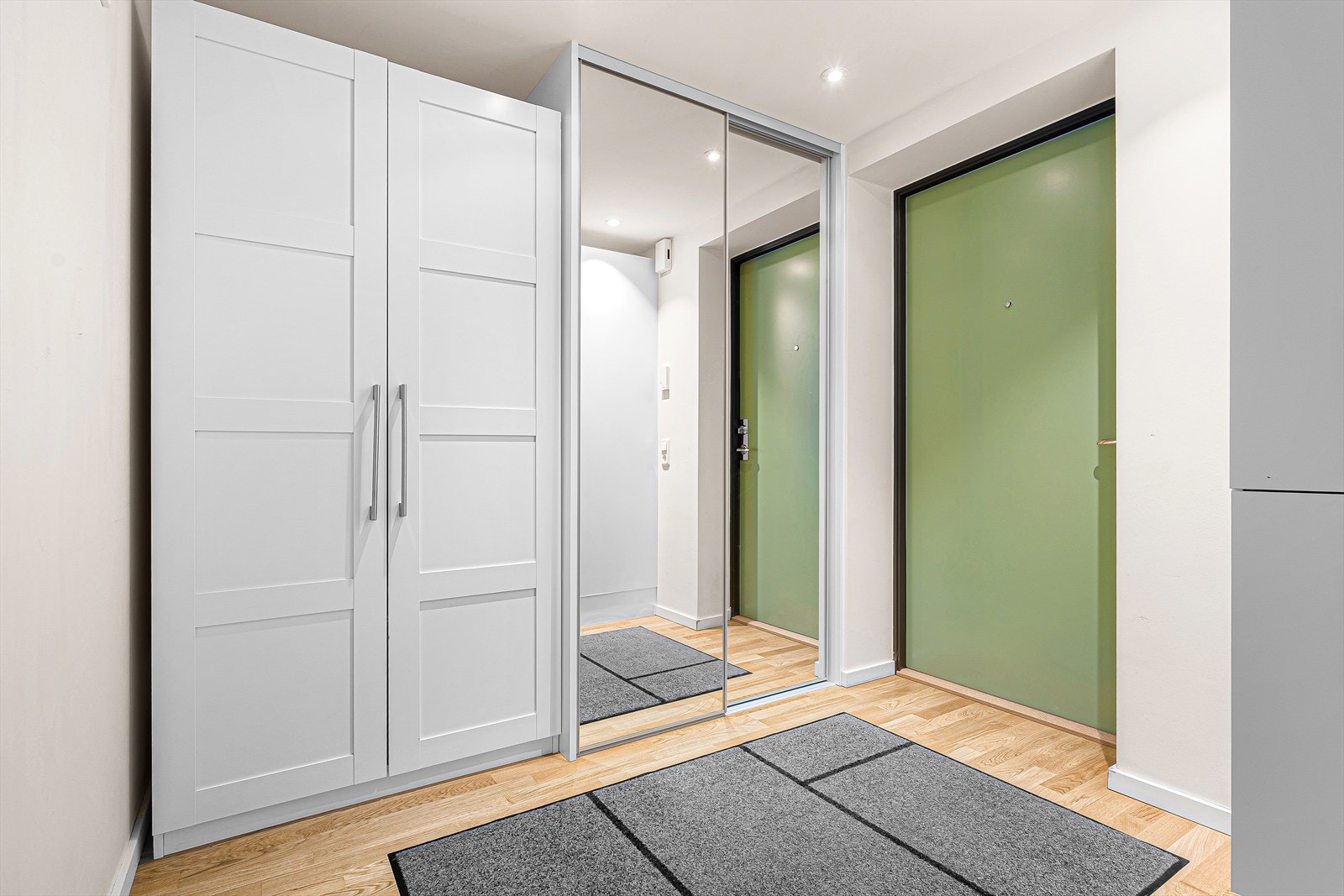 For ytterligere oppbevaring disponerer leiligheten en egen ekstern bod i kjeller på 8 m². Boden har god plass til lagring av utemøbler og annet utstyr. Galleribilde