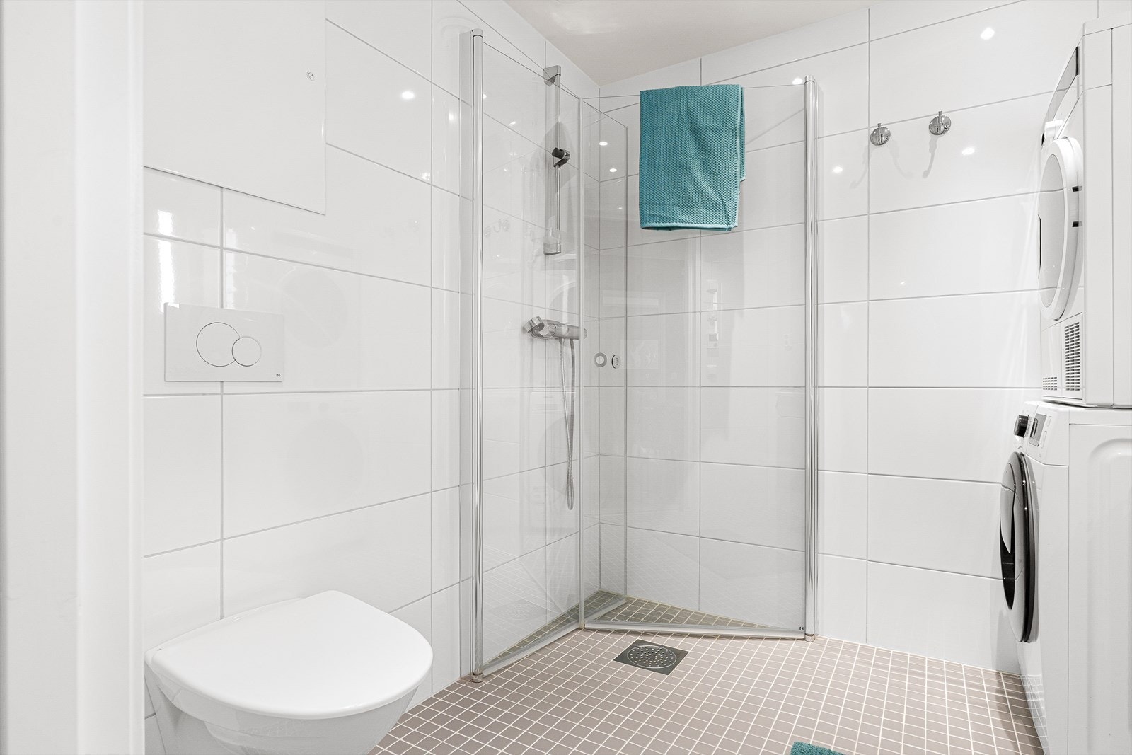 Boligen har fått energimerke B, merket med en lysegrønn farge. Dette indikerer at boligen har god energieffektivitet, noe som gir lavere energikostnader og et behagelig inneklima. Galleribilde