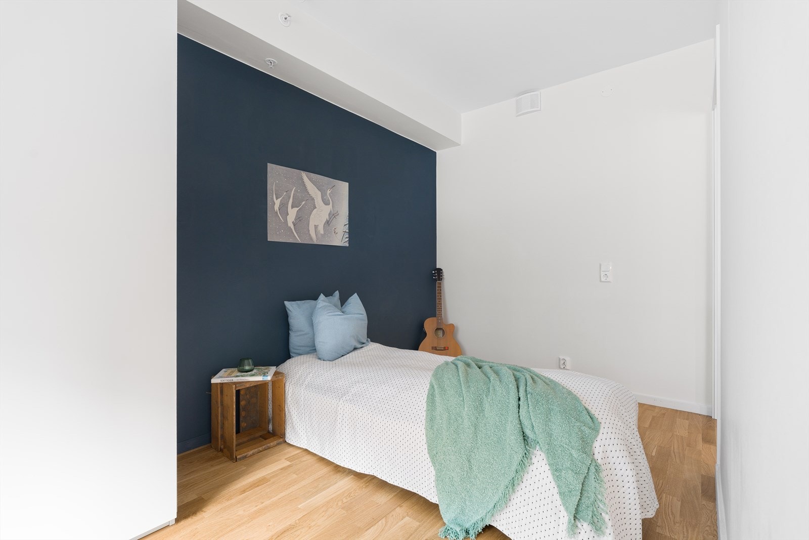 De store vindusflatene på soverommet er vendt mot sameiets rolige fellesarealer, og slipper inn naturlig dagslys store deler av dagen. Galleribilde