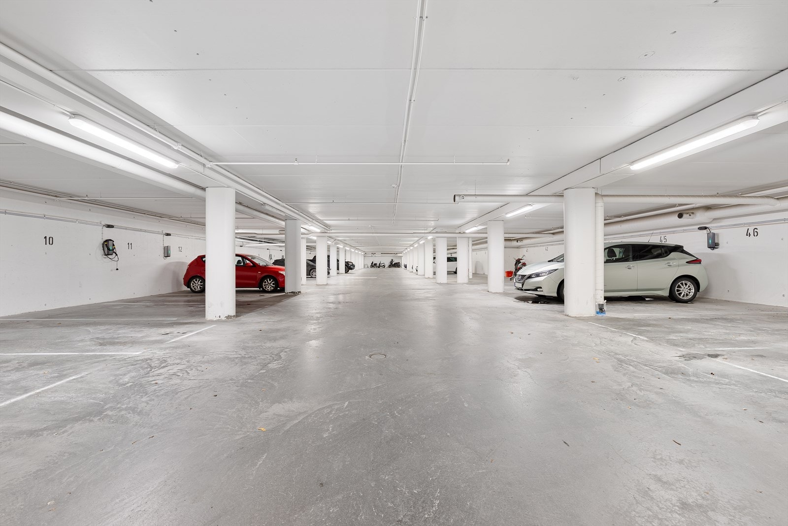 Leiligheten har egen parkeringsplass i parkeringskjeller, hvor det er etablert elbillader med mulighet for å tegne abonnement. Det er plass nummer 10 som tilhører leiligheten. Gjesteparkering skjer på felles oppstillingsplass på sameiets tomt. Galleribilde