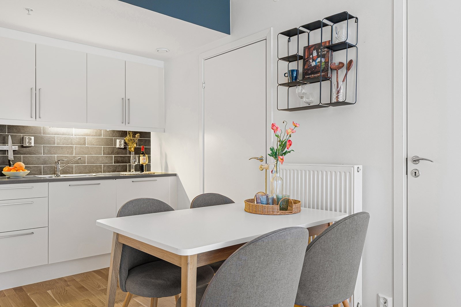 Spisestuen har sin naturlige plass i rommet, og fungerer som et bindeledd mellom stue og kjøkken. Her kan man fint innrede med et langbord eller bord med klaff/ileggsplater slik at det kan gjøres større ved behov. Galleribilde