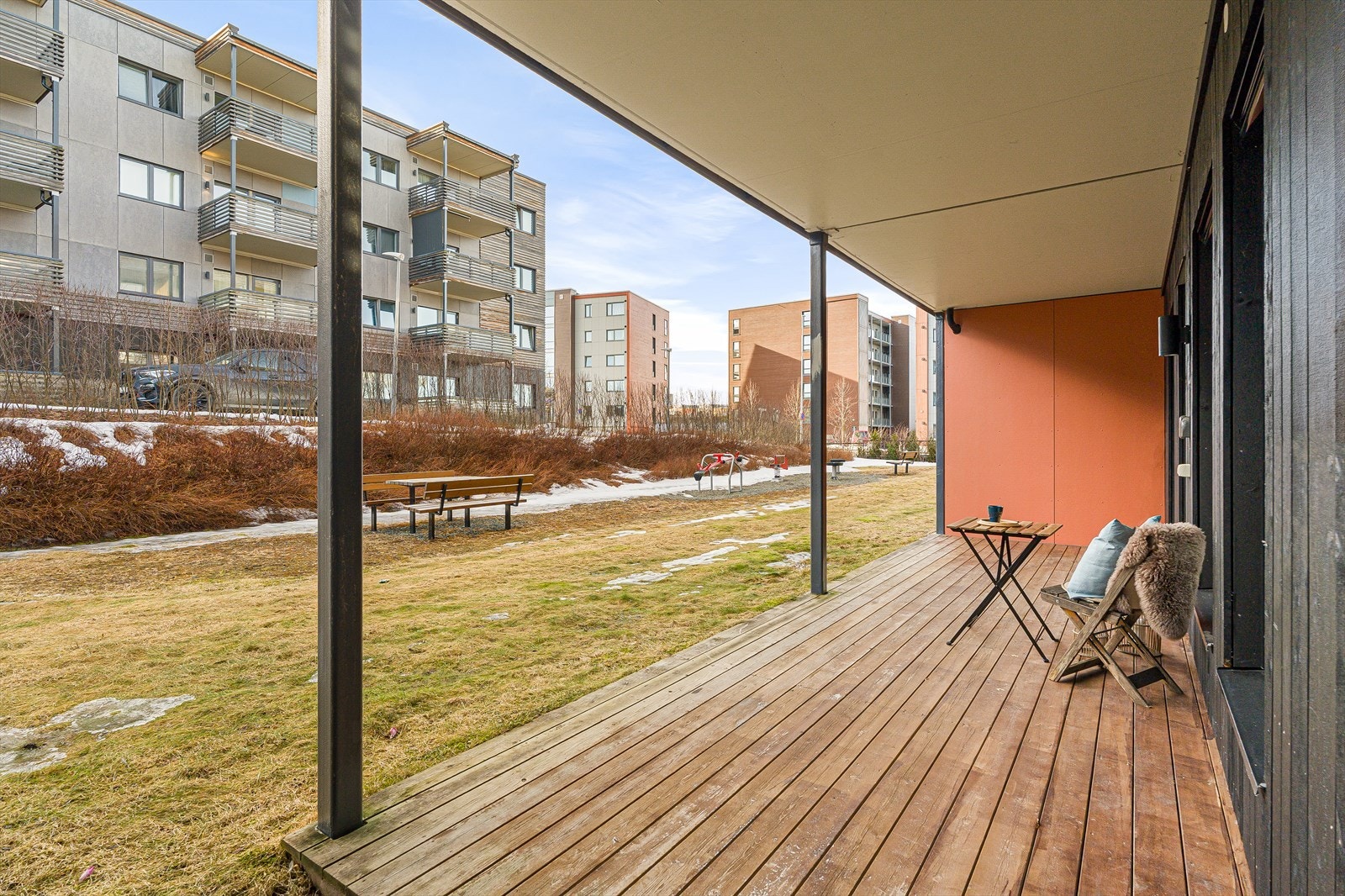 Uteplassen legger til rette for en koselig sittegruppe, og flere møbleringssoner hvor man kan samle både venner og familie til sosiale sammenkomster. Galleribilde