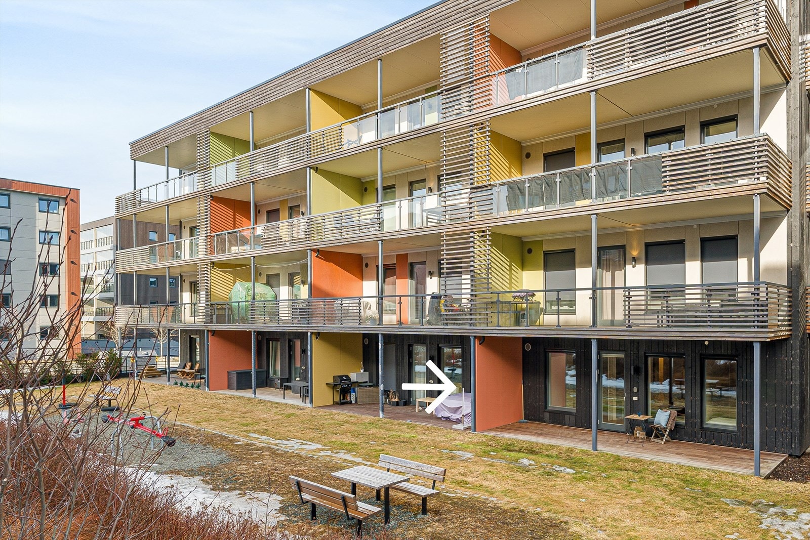 Velforeningen i området, som alle beboere i sameiet er en del av, har etablert flere fine områder rundt boligen. Blant annet er det etablert flere lekeplasser, benker, og en grillhytte som alle i velforeningen kan benytte seg av. Galleribilde