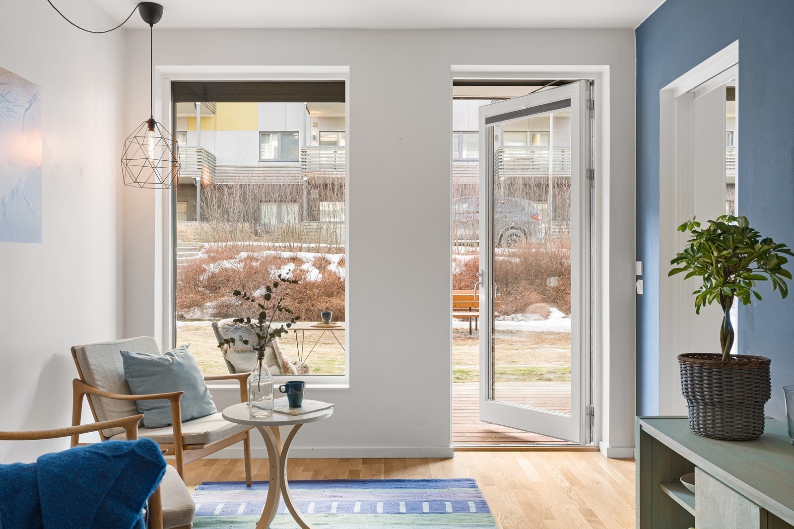 Vinduene er utstyrt med moderne tre-lags glass som gir god isolasjon. Vinduene er også utstyrt med elektrisk solskjerming som enkelt styres med en fjernkontroll montert på vegg. Galleribilde