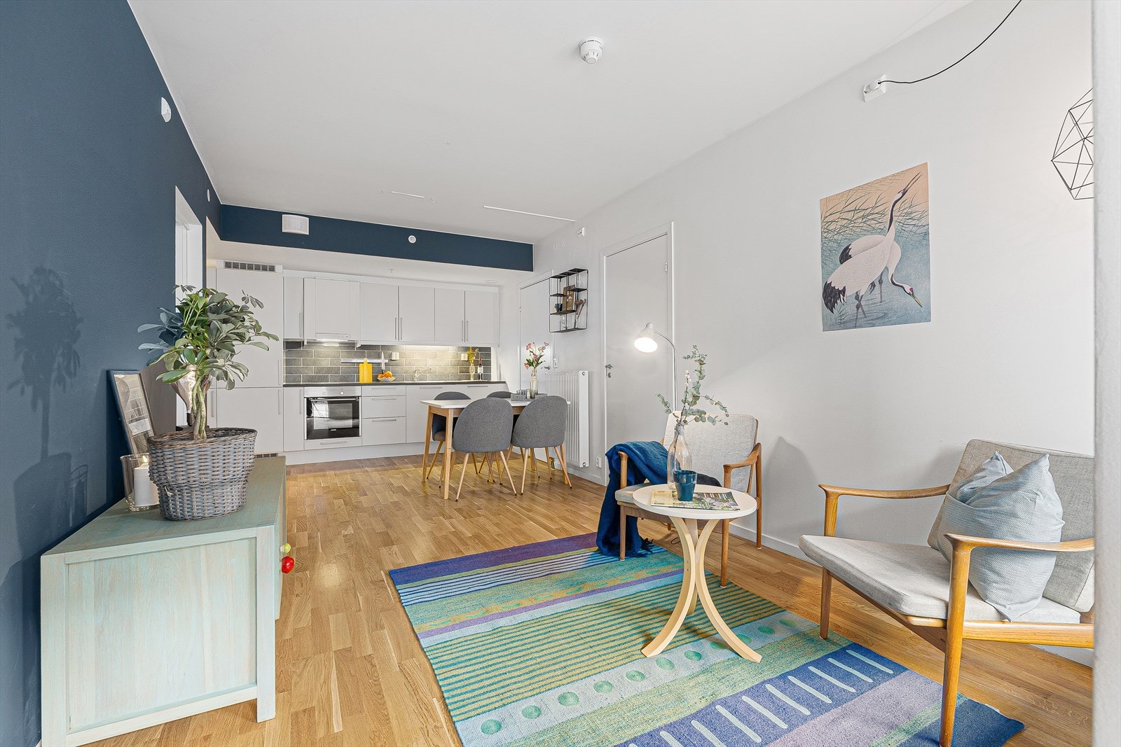 De lave fellesutgiftene inkluderer blant annet oppvarming gjennom fjernvarme. Dette sikrer en lun og behagelig oppvarming av boligen året rundt, og bidrar til mindre strømforbruk og lavere strømkostnader. Galleribilde