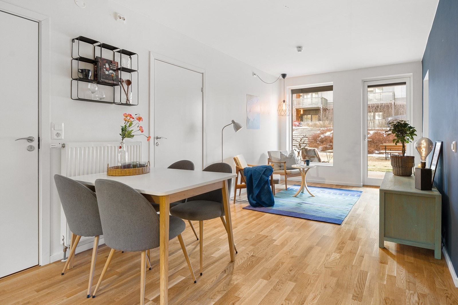 Velkommen til Stokkbekken 165! Heimdal Eiendomsmegling v/Alexandra Muravskaya har gleden av å presentere en moderne 3-roms selveierleilighet i 1. etasje fra 2016, med en egen terrasse på 18 m². Foto: Krokstad og Nervik. Galleribilde