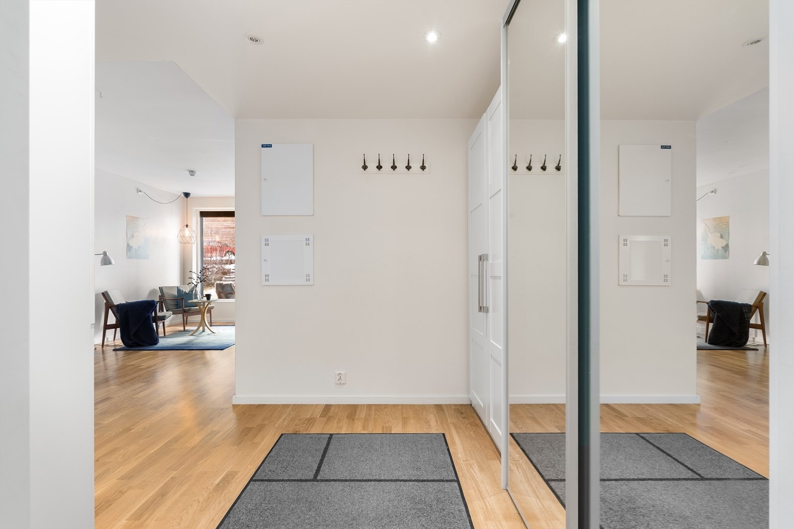 Her kommer man inn til en innbydende entré som utgjør hjemmets førsteinntrykk. Inngangspartiet er innredet med en plassbygd skyvedørsgarderobe for yttertøy og sko. Man har også god plass til både en kommode og vegghengte knagger ved behov. Galleribilde