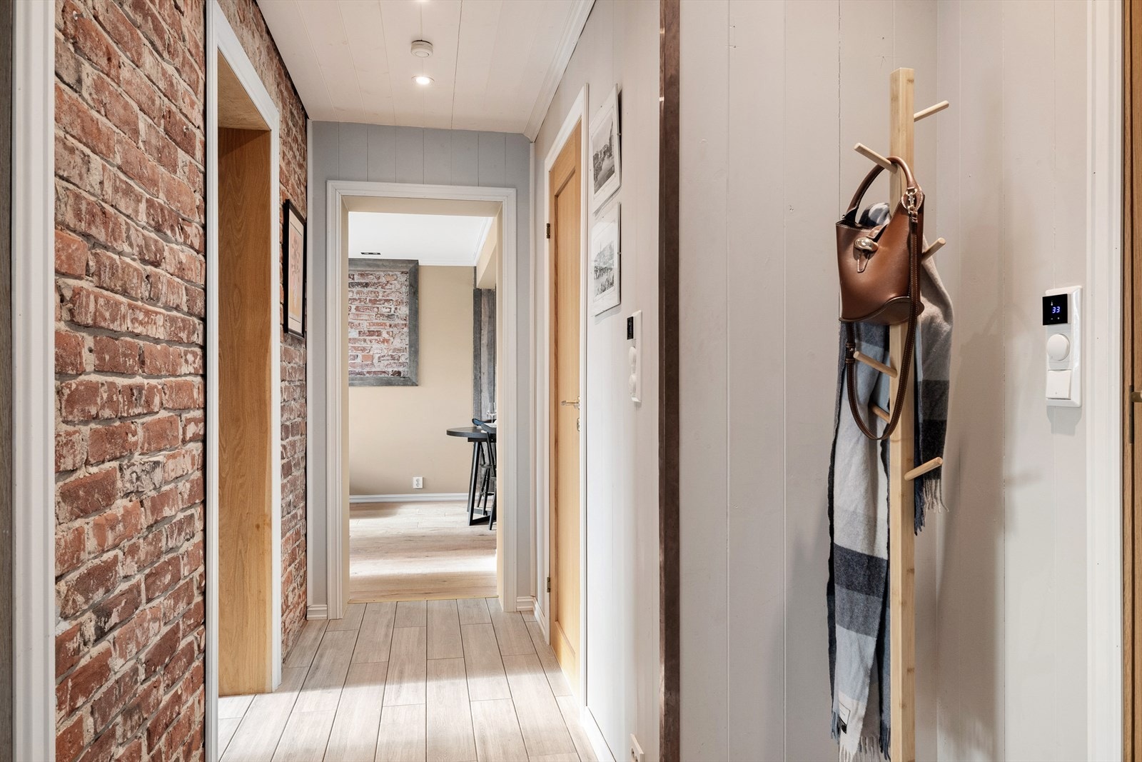 Entré med plass til å henge fra seg yttertøy Galleribilde